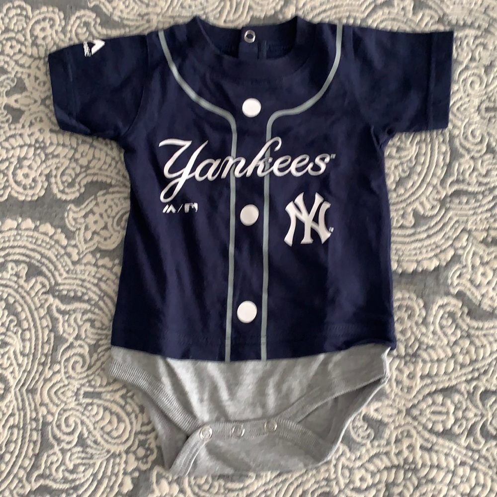 Yankees onesie baseball theme infant 3-6 m NWOT